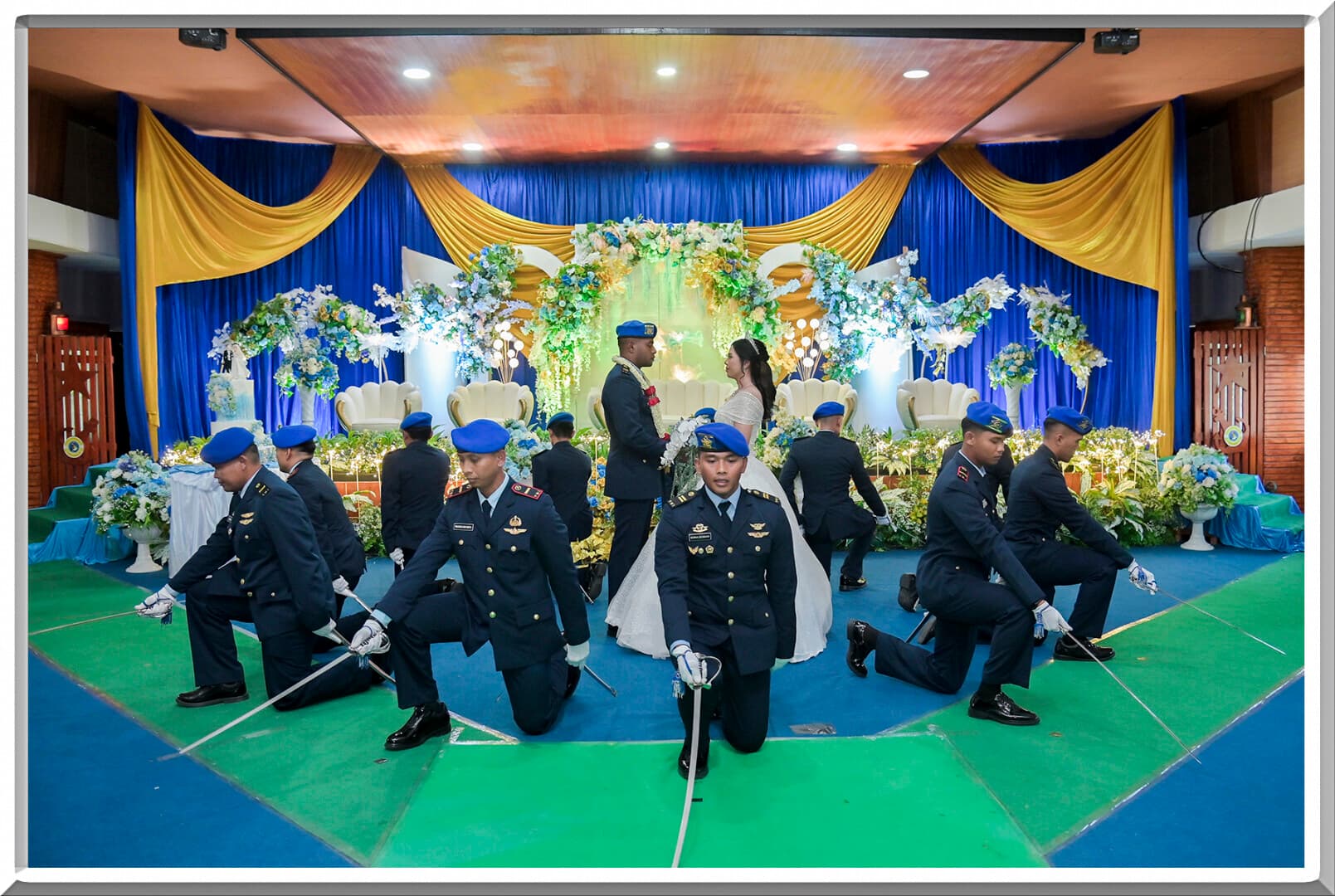 Upacara pedang pora mengelilingi pengantin