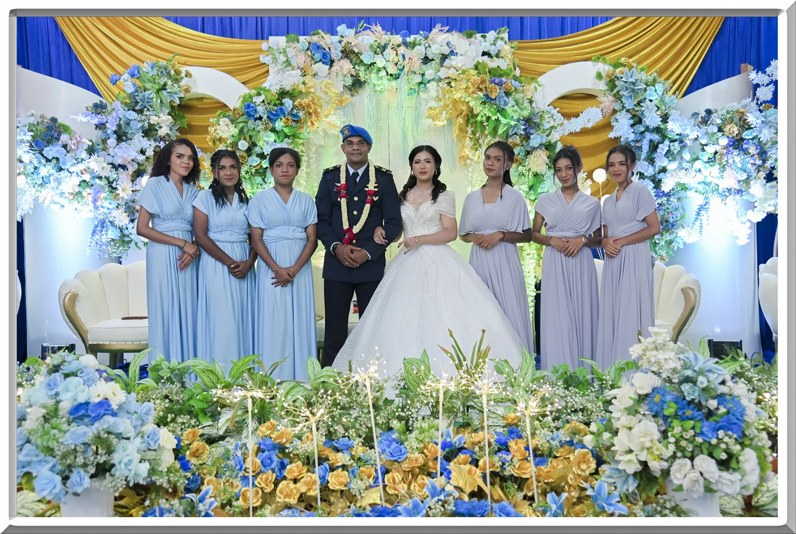 Resepsi dengan bridesmaids dan pelaminan floral